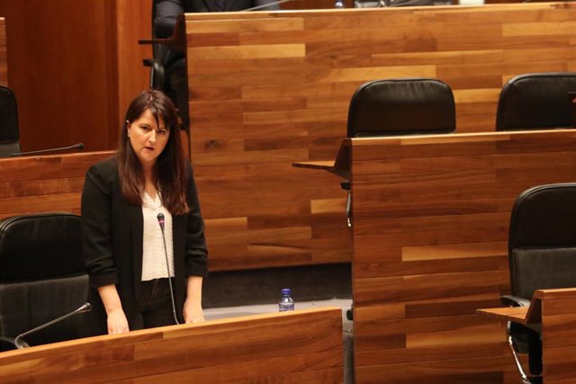 La portavoz de Ciudadanos, Laura Pérez Macho, pregunta al presidente del Principado, Adrián Barbón, en el pleno de la Junta General