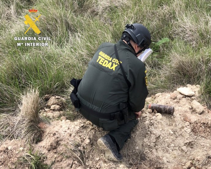 Un agente de los Tedax de la Guardia Civil trabaja con el proyectil que guardaba un varón en Burgos.