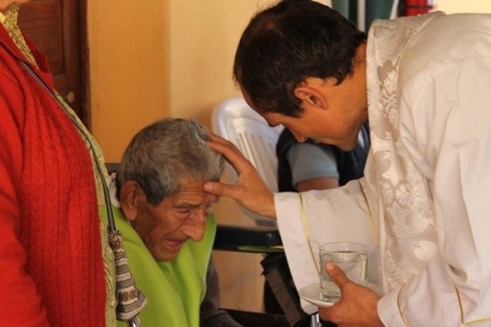 Un sacerdote de la Diócesis de Córdoba bendice a un feligrés, en una imagen de archivo.