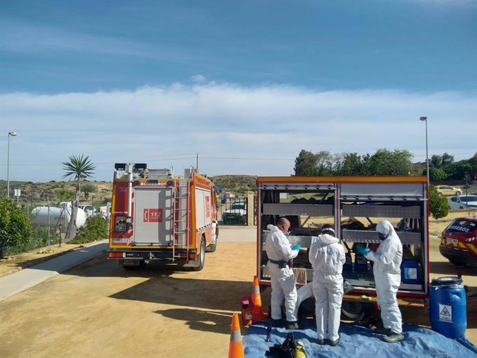 Bomberos de Sevilla desinfectan espacios públicos