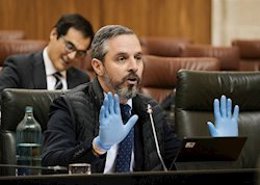 El consejero de Hacienda, Juan Bravo, en el Pleno del Parlamento de Andalucía, en una imagen de archivo.  
