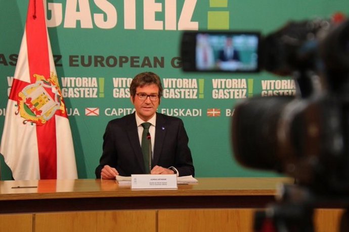 El alcalde de Vitoria, Gorka Urtaran, en rueda de prensa