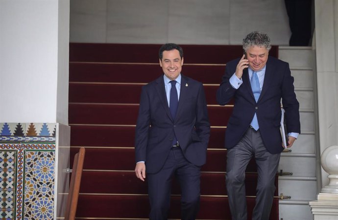 El presidente de la Junta de Andalucía, Juanma Moreno (i), a su llegada a la sesión presencial de la Diputación Permanente del Parlamento (Foto de archivo).