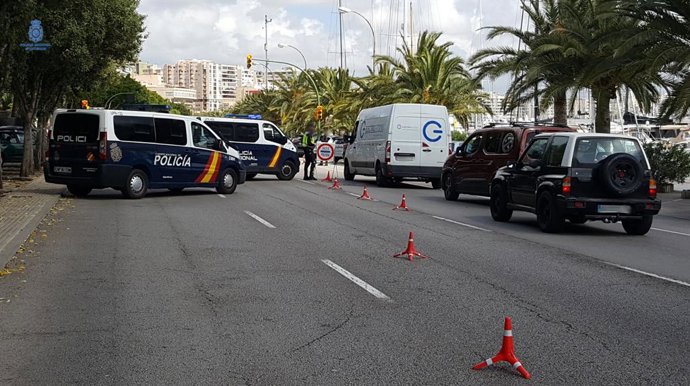 Control de la Policía Nacional en el Paseo Marítimo de Palma durante el estado de alarma.
