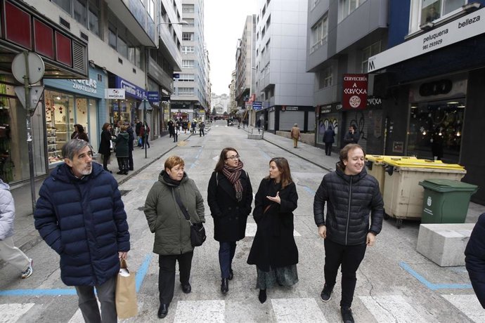 La alcaldesa, Inés Rey, y el concejal de Urbanismo, Juan  Manuel Díaz Villoslada, en la visita a la calle Alcalde Marchesi