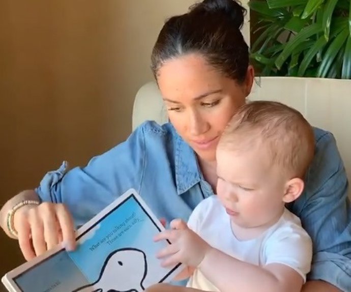 Meghan Markle lee un cuento a su pequeño Archie