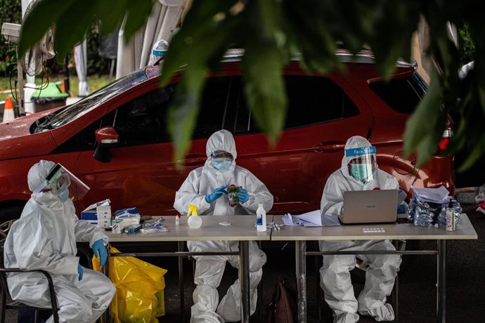 Trabajadores sanitarios realizando test rápidos de coronavirus en Indonesia