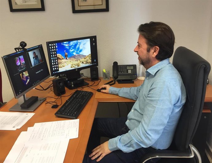 El portavoz del grupo de CC-PNC del Cabildo de Tenerife, Carlos Alonso, presenta las enmiendas al plan de choque de la Corporación insular