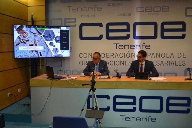 El presidente de CEOE-Tenerife, José Carlos Francisco y el director de Corporación 5, José Miguel González, en la presentación del informe de coyuntura económica correspondiente al primer trimestre de 2020