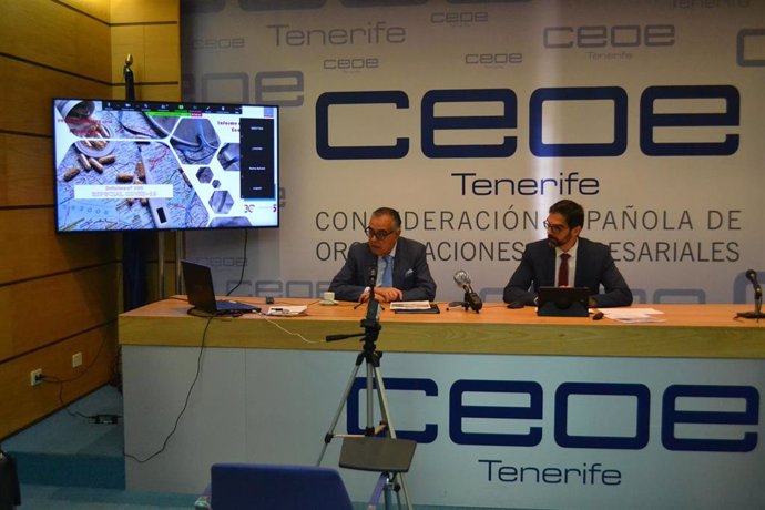 El presidente de CEOE-Tenerife, José Carlos Francisco y el director de Corporación 5, José Miguel González, en la presentación del informe de coyuntura económica correspondiente al primer trimestre de 2020