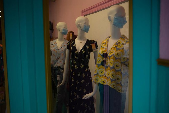 Establecimiento de ropa semiabierto durante la fase 0 de la desescalada. En Barcelona, Cataluña, (España), a 5 de mayo de 2020.