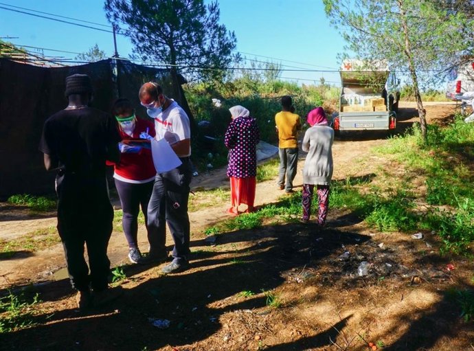 Reparto de leche de cabra en un asentamiento de Lucena del Puerto (Huelva).