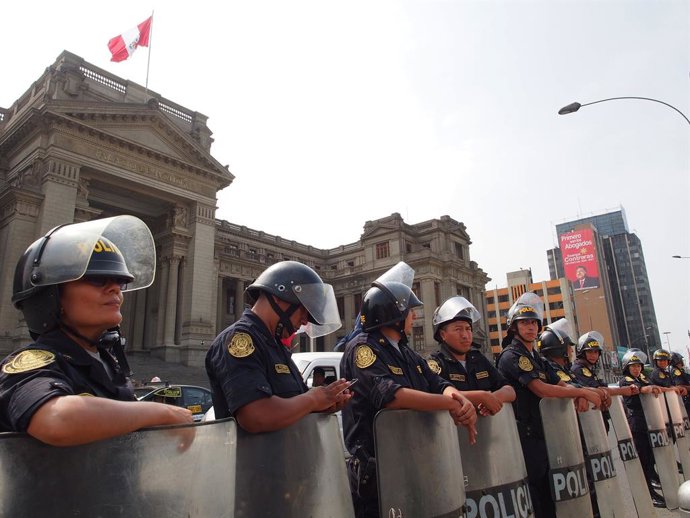 Coronavirus.- Perú aprueba un suplemento salarial para policías y militares por 