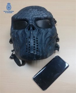 La mascarilla de 'paintball' y el teléfono móvil incautado en la operación.