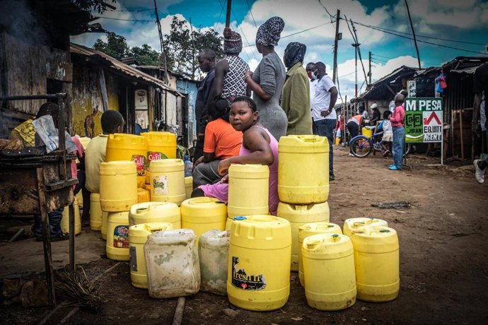 Personas esperan para coger agua en Nairobi