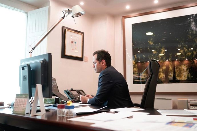 El vicepresidente de la Comunidad de Madrid, Ignacio Aguado, durante una reunión con investigadores.