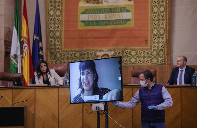 La líder del grupo parlamentario Adelante Andalucía, Teresa Rodríguez (c), durante su intervención por vía telemática, en la sesión presencial de la Diputación Permanente del Parlamento de Andalucía, donde comparecerá para valorar la evolución de la pan
