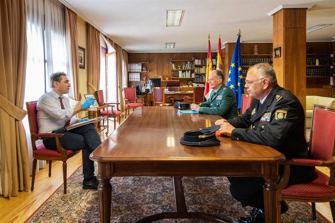 Reunión del delegado del Gobierno en Castilla-La Mancha, Francisco Tierraseca, con el jefe superior del Cuerpo Nacional de Policía en Castilla-La Mancha, Félix Antolín, y con el general jefe de la Zona de la Guardia Civil, Francisco Esteban