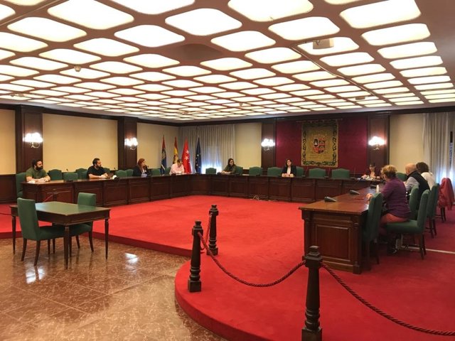 La alcaldesa de Móstoles, Noelia Posse, se reúne con representantes del sector de la hostelería del municipio.