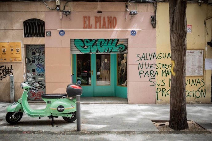 Establecimiento de ropa semiabierto durante la fase 0 de la desescalada. En Barcelona, Cataluña, (España), a 5 de mayo de 2020.