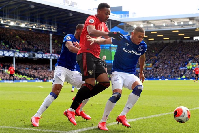 Anthony Martial pelea un balón con Richarlison y Djibril Sidibe durante el Everton-Manchester United de la Premier 2019-2020