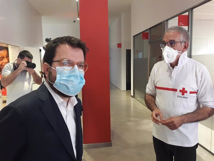 El vicepresidente de la Generalitat, Pere Aragons, visita la sede de Creu Roja Catalunya con Enric Morist, coordinador de Creu Roja Catalunya
