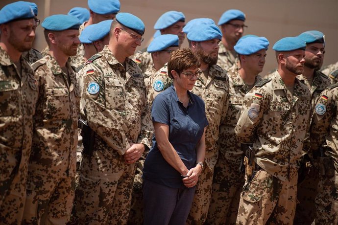 La ministra de Defensa alemana, Annegret Kramp-Karrenbauer, visita a las tropas desplegadas en Malí