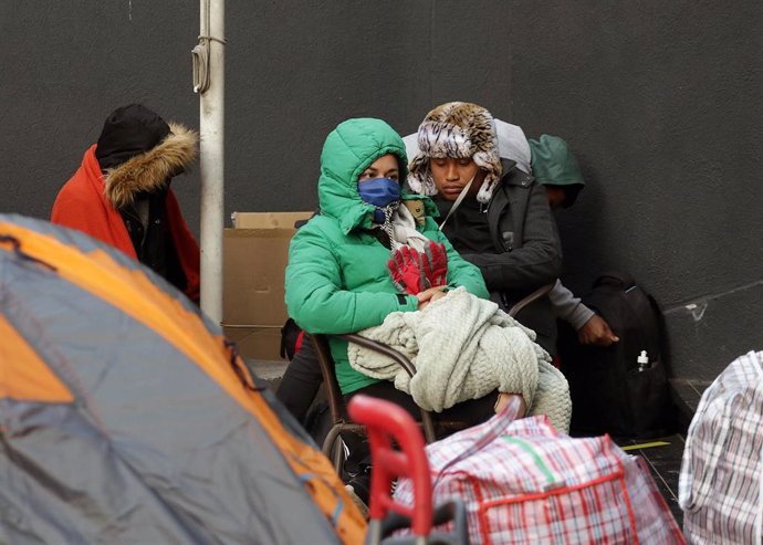Migrantes peruanos acampados frente al consulado en la comuna de Providencia (Chile) durante la pandemia de coronavirus para intentar volver a su país