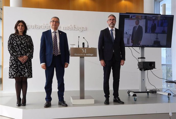 El presidente de la Diputación de Málaga, Francisco Salado, en el centro; junto a los vicepresidentes primero, Juan Carlos Maldonado; y segunda, Margarita del Cid, también consejera delegada de Turismo Costa del Sol, informa del plan de la empresa públi