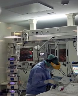 Atención a un paciente Covid en el Virgen Macarena