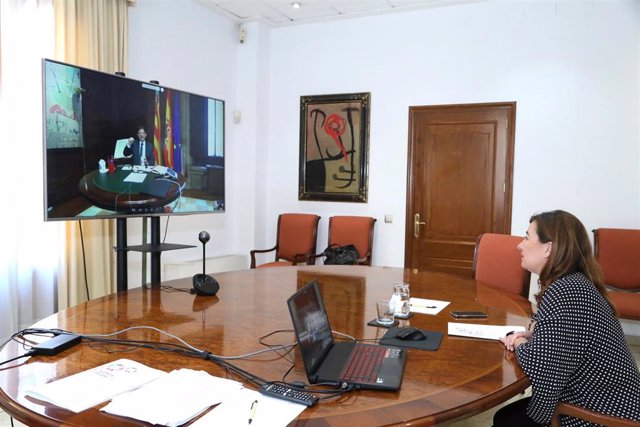 La presidenta del Govern, Francina Armengol, durante una reunión telemática con el presidente de la Comunidad Valenciana, Ximo Puig