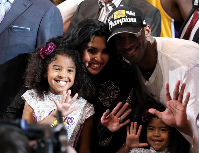 Kobe Bryant #24 Of The Los Angeles Lakers Poses With His Wife And Daughters, Left To Right, Natalia, Vanessa And Gianna