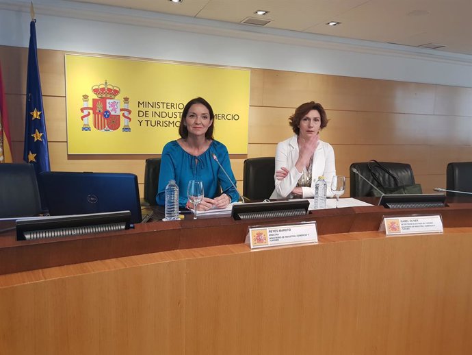 Ministra de Industria, Turismo y Comercio, Reyes Maroto, y la secretaria de Estado de Turismo, Isabel Oliver