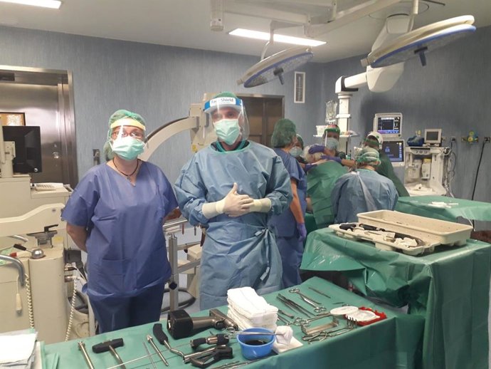 Personal del hospital Infanta Elena en un quirófano del centro