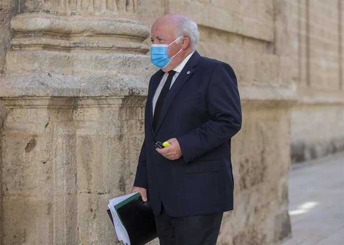 El consejero de Salud y Familias, Jesús Aguirre, a su llegada sesión de control al gobierno con preguntas al presidente. En el Parlamento de Andalucía (Sevilla, Andalucía), 06 de mayo de 2020.