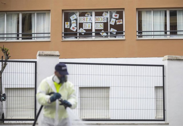 Personal del ayuntamiento desinfecta la zona del centro de personas mayores Joaquín Rosillo de San Juan de Aznalfarache (Sevilla), 30 de cuyos residentes han fallecido por la pandemia