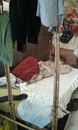 Interior de uno de los asentamientos de temporeros en la provincia de Huelva