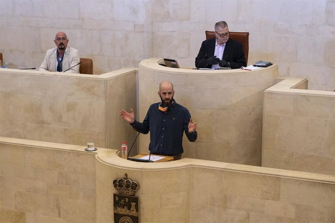 Reinhard Wallman, epidemiólogo de la comisión de desescalada de Cantabria y especialista en medicina preventiva y salud pública de Valdecilla, comparece en el Parlamento para informar del coronavirus y su incidencia en la región