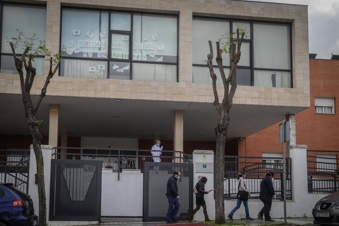 Un grupo de personas salen del centro de personas mayores Joaquín Rosillo de San Juan de Aznalfarache (Sevilla) 