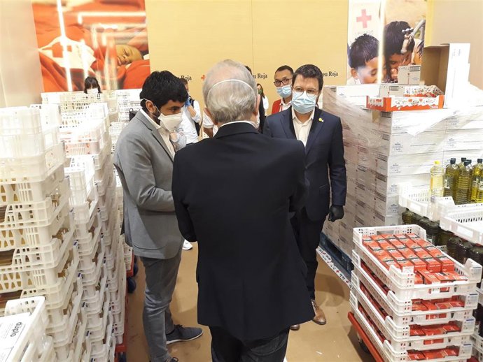 Chakir el Homrani (conseller del Govern) Josep Quitet (presidente de Creu Roja Catalunya) y Pere Aragons (vicepresidente de la Generalitat) en una visita a la Cruz Roja en Barcelona