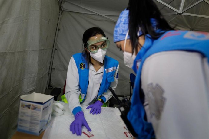 Una sanitaria del SUMMA momentos antes de hacerse el test para diagnosticar el Covid-19 