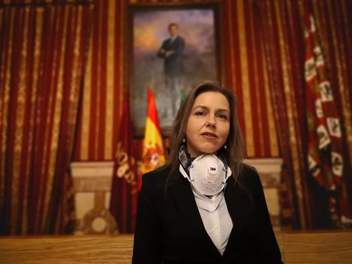 La portavoz del Grupo Municipal Vox en el Ayuntamiento de Sevilla, Cristina Peláez, con una mascarilla al cuello en el Salón Colón