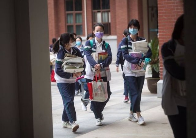 Estudiantes vuelven a las clases en Wuhan
