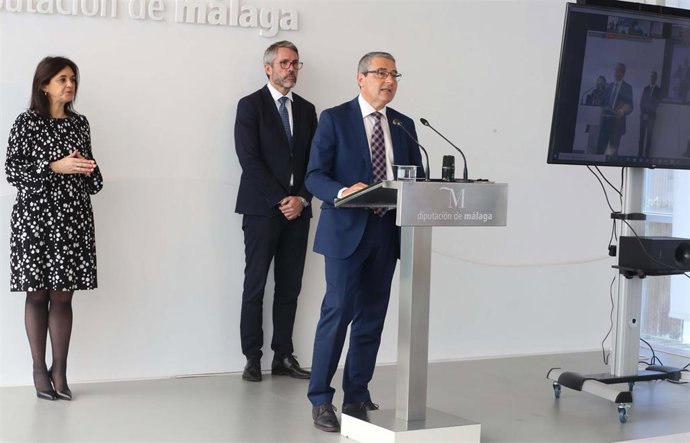 Francisco Salado, presidente de la Diputación de Málaga, en rueda de prensa este 6 de mayo junto a Margarita del Cid y Juan Carlos Maldonado, vicepresidentes de la Diputación