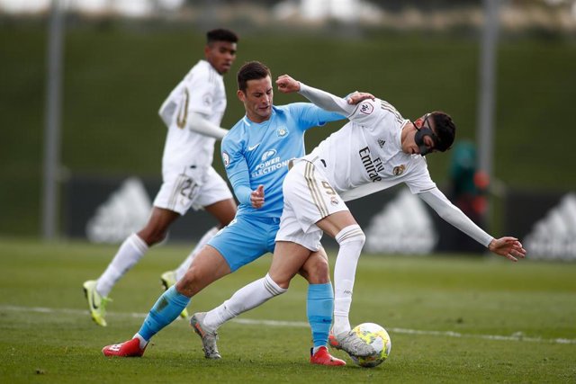 Cesar Gelabert intenta marcharse de un rival en el Real Madrid Castilla-UD Ibiza