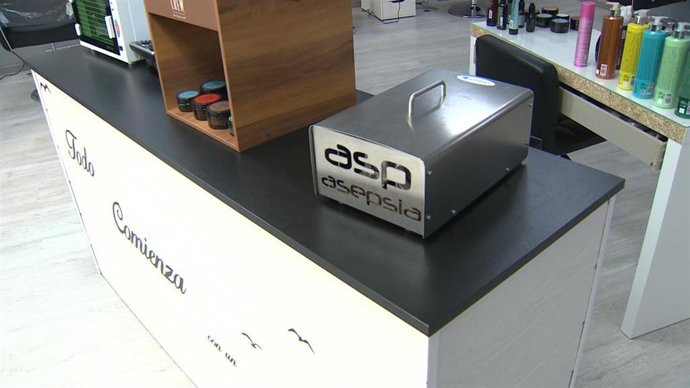 Desinfección de peluquería mediante el uso de máquinas de ozono.