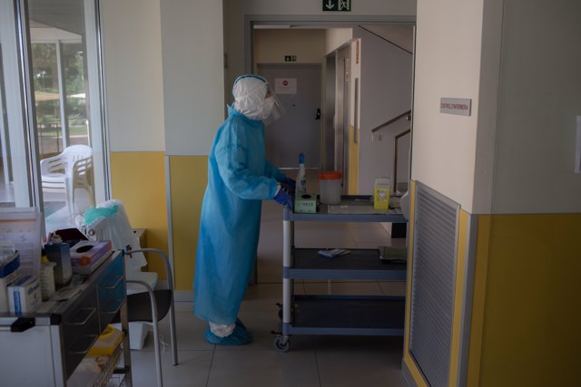 Un voluntario de la ONG Proactiva Open Arms prepara en un pasillo el material para realizar test rápidos de Covid-19 a los residentes de la Residencia Geriátrica Redós, en Sant Pere de Ribes/Barcelona/Catalunya (España) a 30 de abril de 2020.