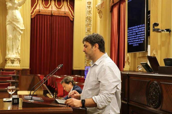 El diputado de MÉS per Mallorca Josep Ferr durante la Comisión parlamentaria.