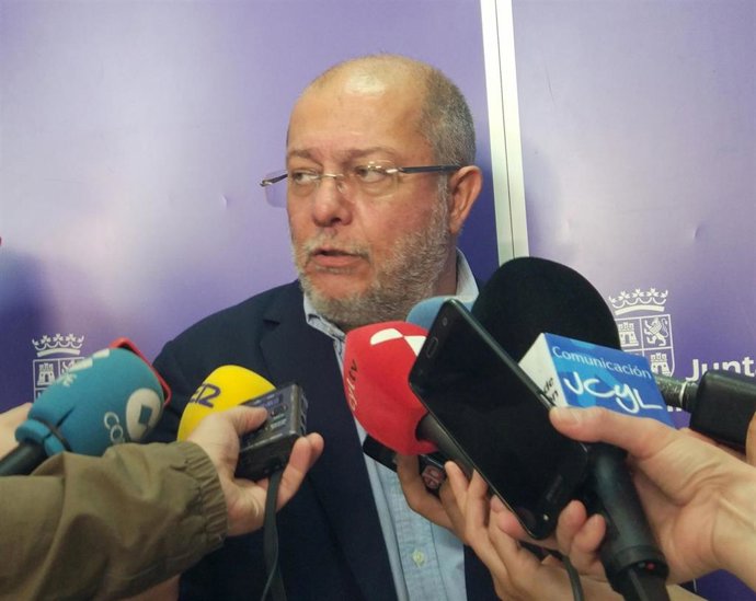 El portavoz y vicepresidente de la Junta, Francisco Igea, atiende a los medios de comunicación. Archivo