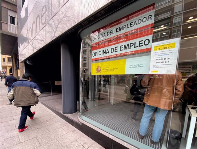 Un hombre entra a una Oficina de Empleo de Madrid (España), a 10 de febrero de 2020.